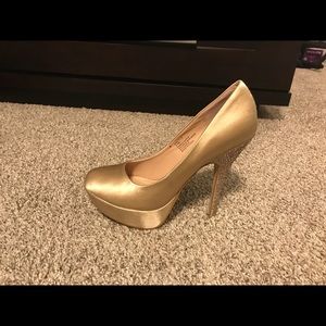 Steve Madden champagne satin rhinestone pumps